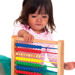 niña jugando con un juguete de colores