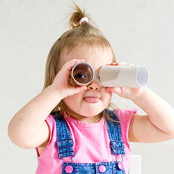 Niña mirando a través de binoculares