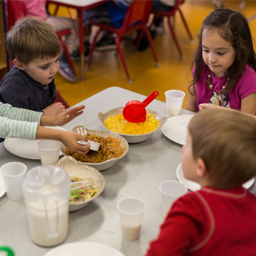 grupo de niños almorzando